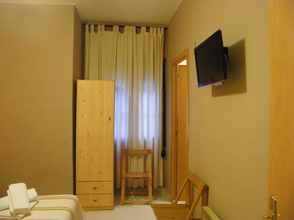 Pension Corona Zaragoza Buitenkant foto